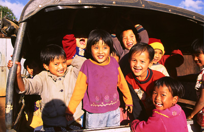 Kinder aus Loimwe auf einem Pick-up