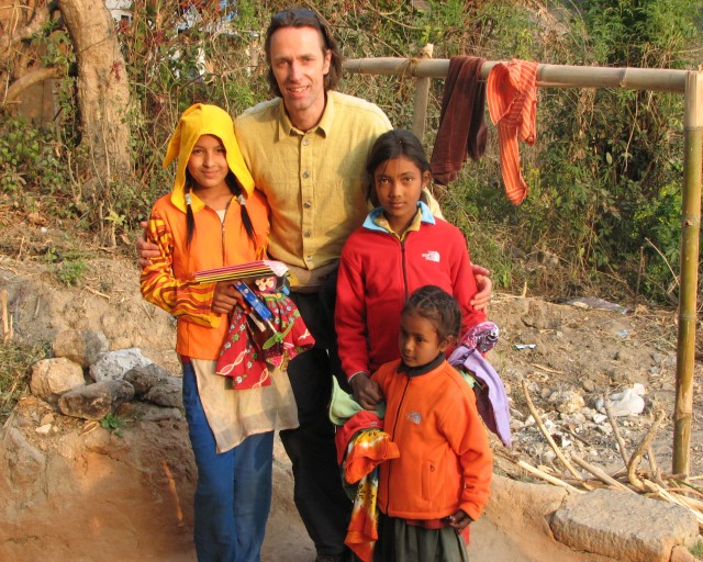 Norbert Nösing mit Sunita, Laxmi und Niruta, Nepal 2008