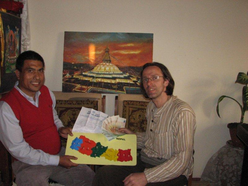 Spendübergabe an Shiva Shrestha, Nepal 2012