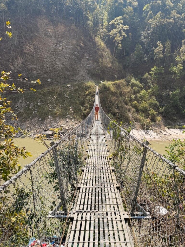 Zugang zum Bergdorf über eine Hängebrücke